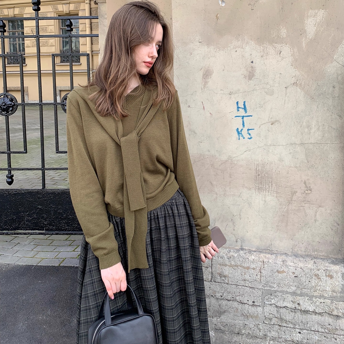 果核宇宙V领披肩两件套针织衫