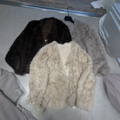 时尚百搭宽松休闲V领毛绒外套