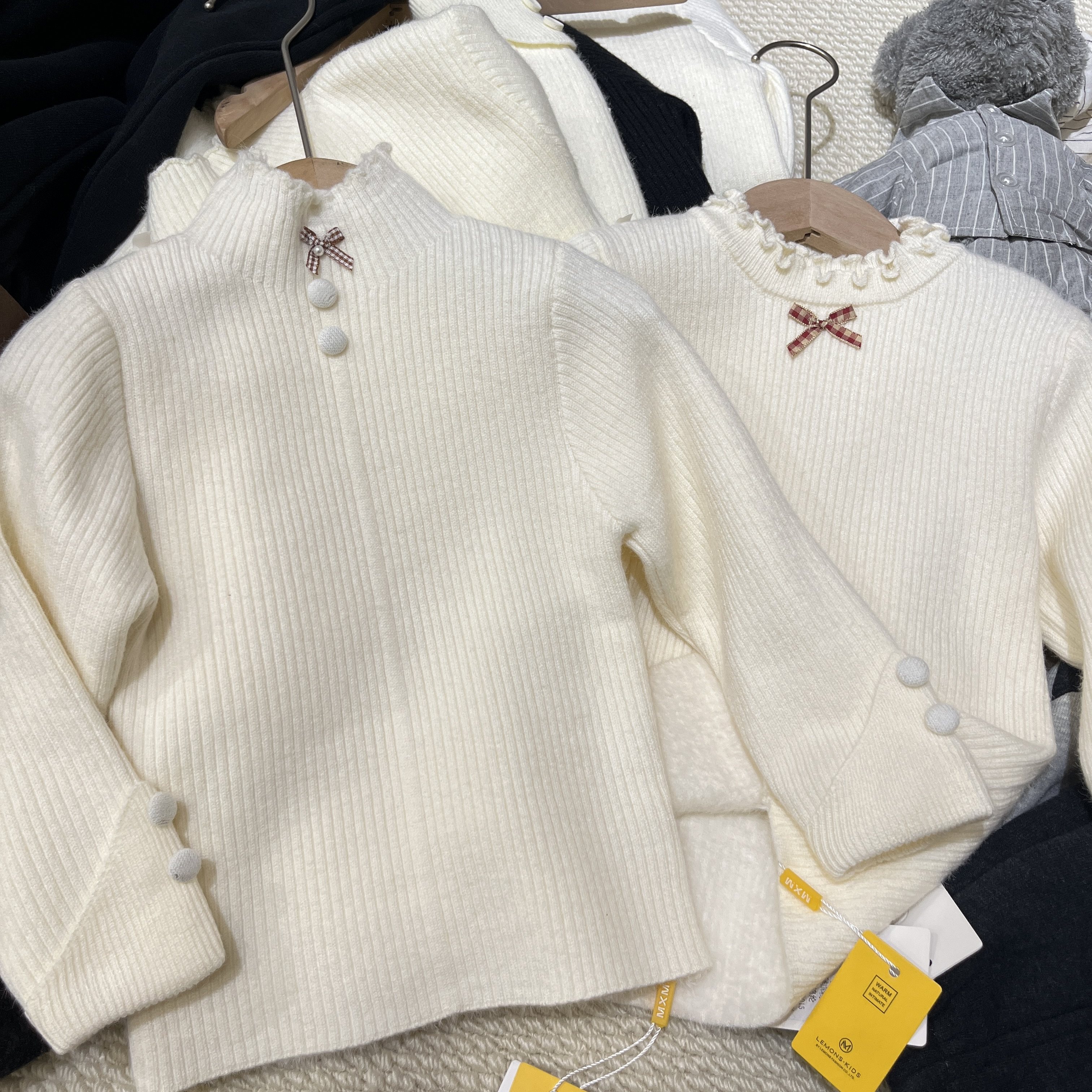 小童装实体店冬装新女童米白色半高领加绒加厚套头蝴蝶结毛衣打底