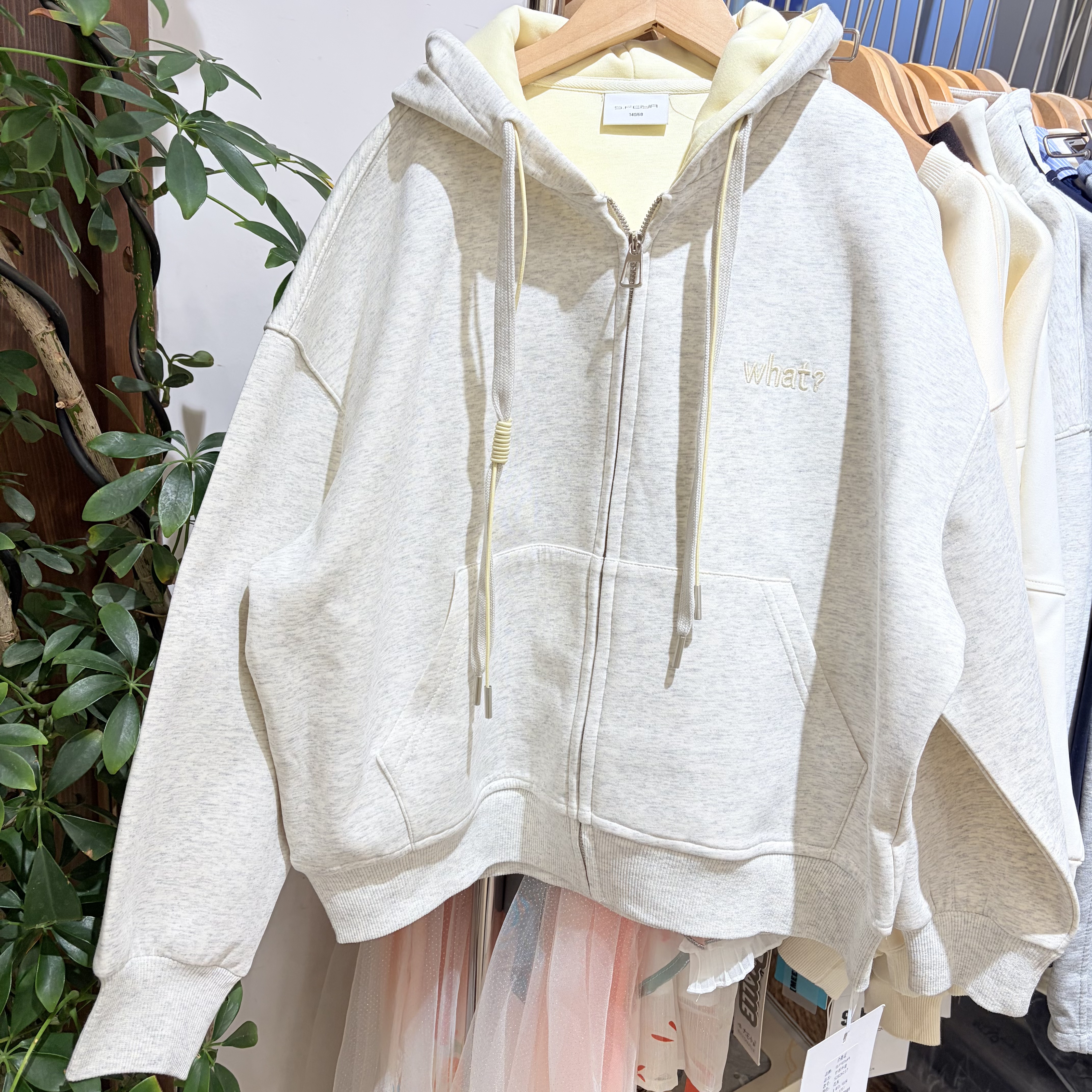 2026春装新款女童米灰色拼黄色连帽卫衣开衫大童休闲百搭上衣外套