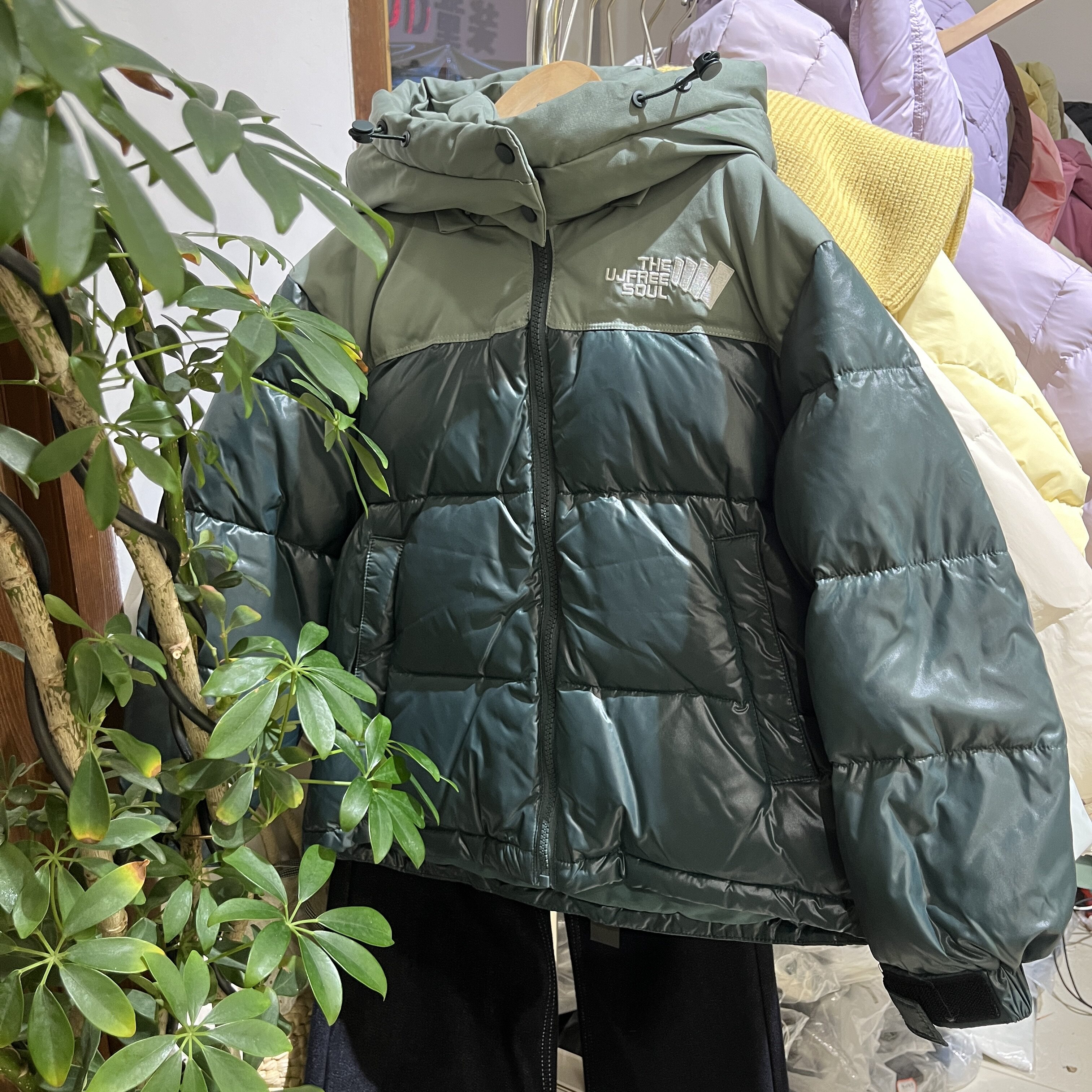 实体冬装新款男童女童绿色亮面连帽加厚保暖羽绒服中大童韩版外套