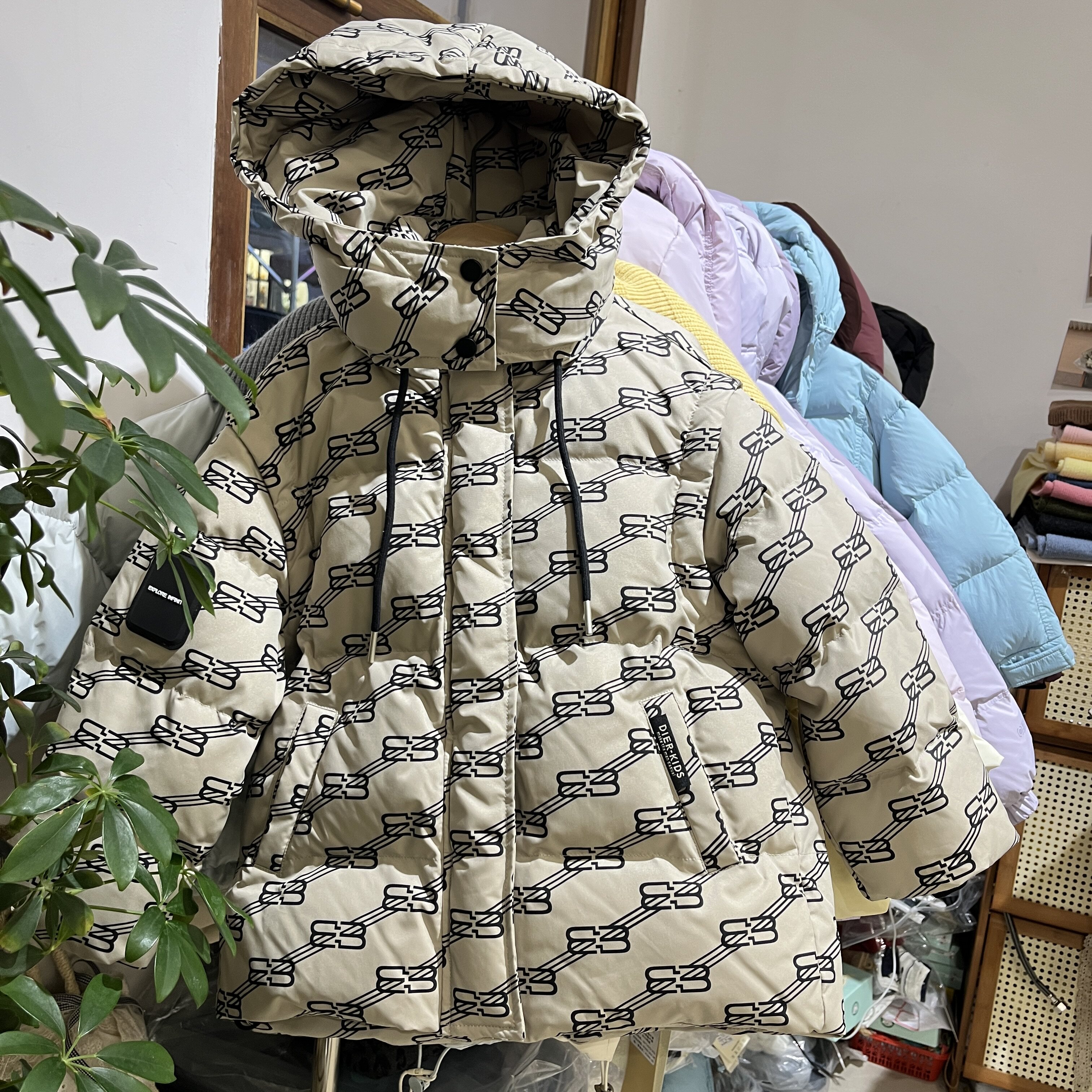 特价清仓实体冬装新款女童男童卡其色满印90白鸭绒连帽羽绒服