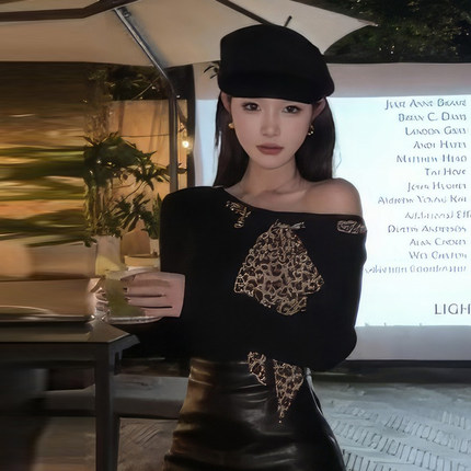 美式斜领露肩豹纹丝巾长袖t恤黑色女秋季设计感小众修身辣妹上衣