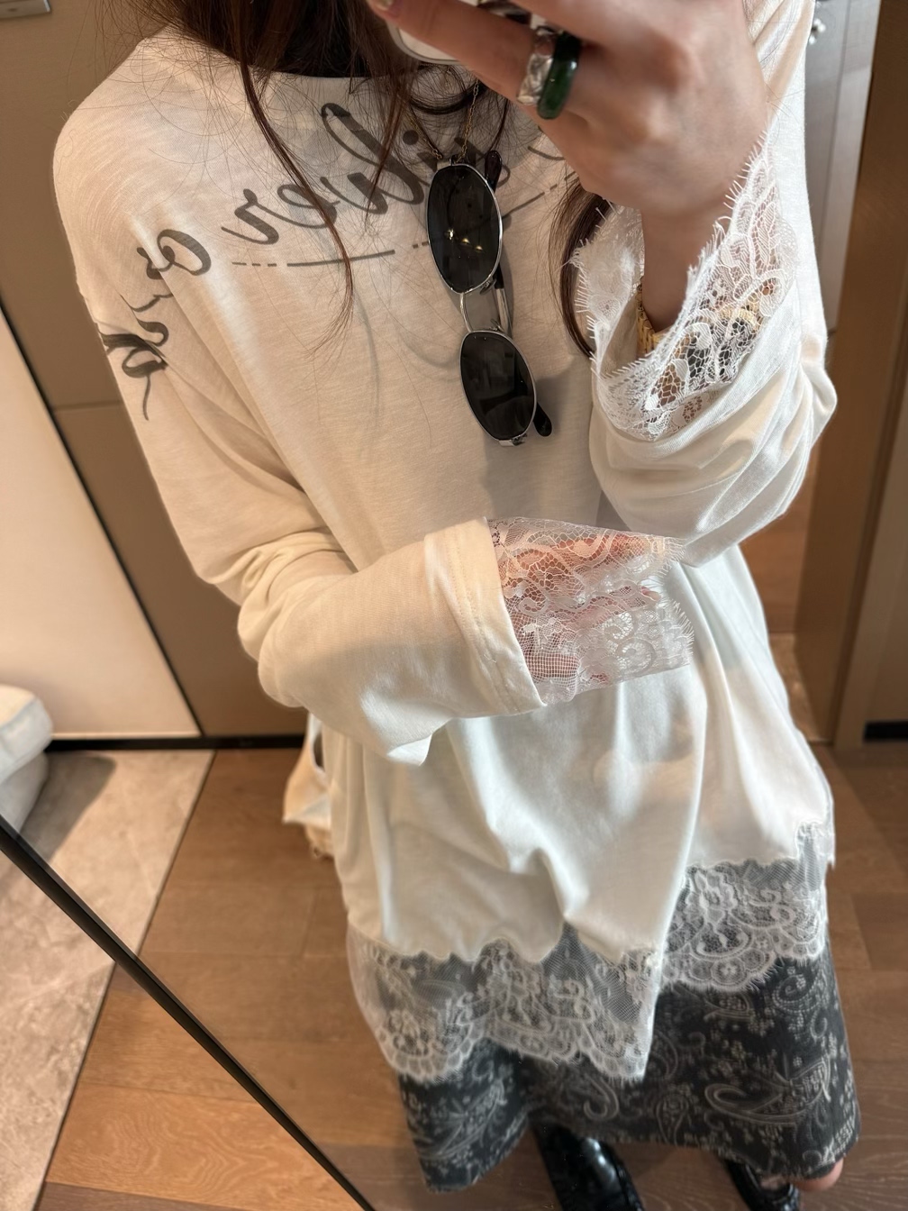 2026秋季新款女装长袖T恤女宽松圆领字母拼接蕾丝花边打底衫上衣