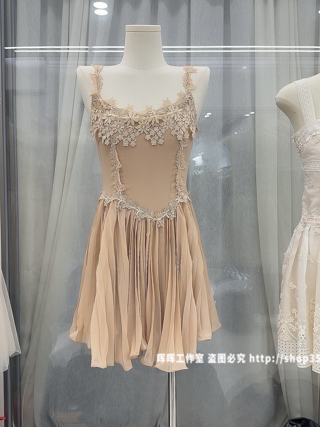2026夏季新款女装法式修身蕾丝拼接花朵浪漫连衣裙公主风吊带裙