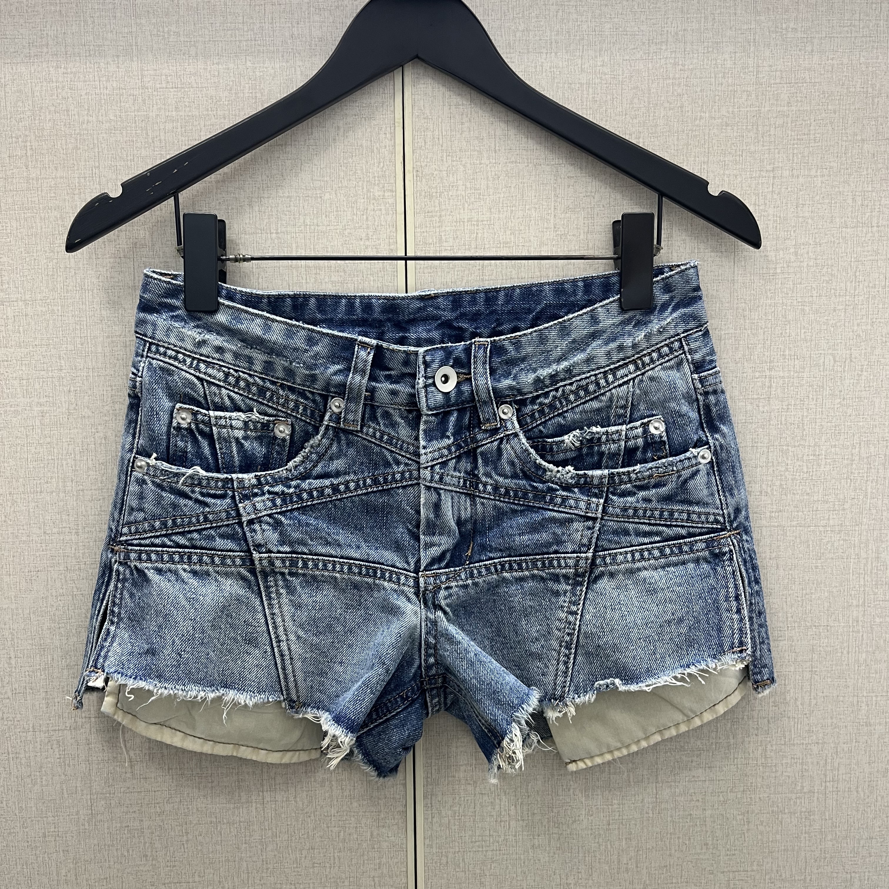 夏季暗黑RO磨毛边水洗刮烂白口袋外露侧开衩女士性感修身牛仔短裤