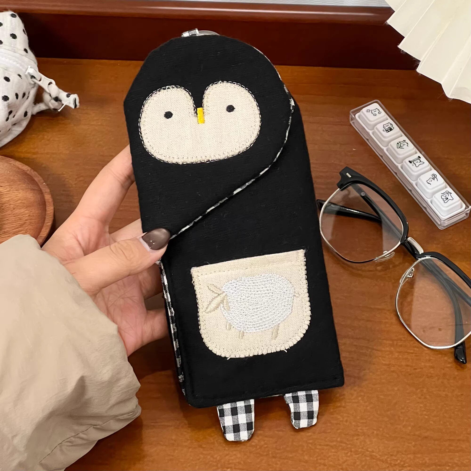 可爱企鹅眼镜包便携太阳镜布艺收纳装饰包可悬挂眼镜袋创意眼镜盒