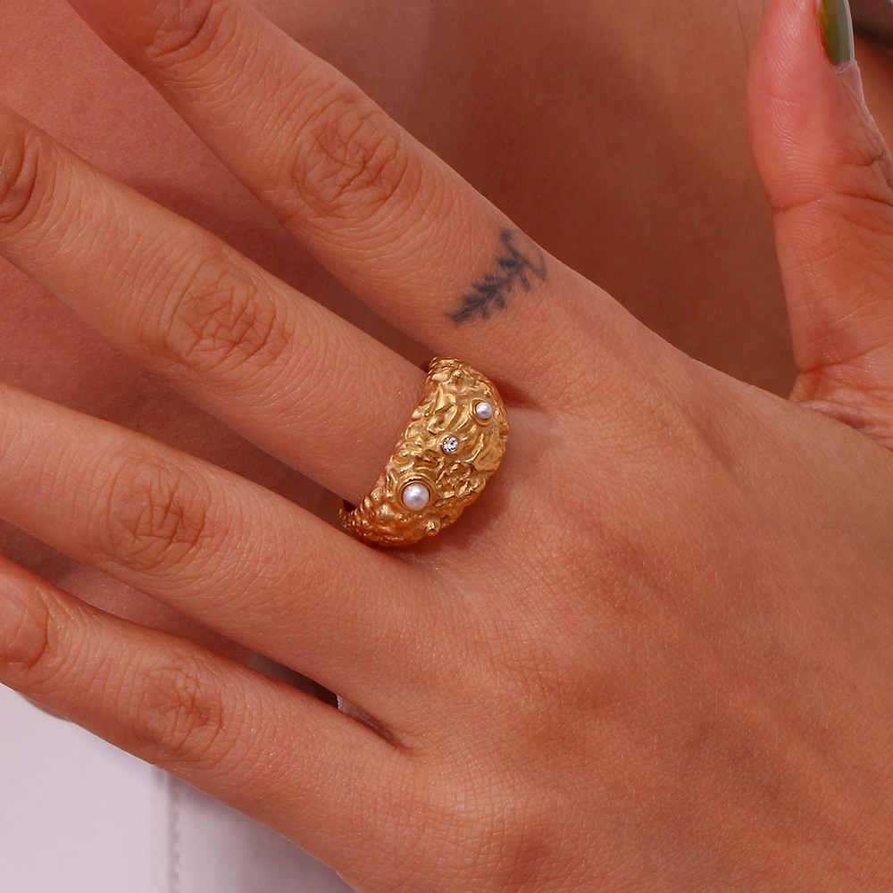 欧美时尚个性小众捶打纹指环饰品 不锈钢镀18K金色微镶圆顶戒指女