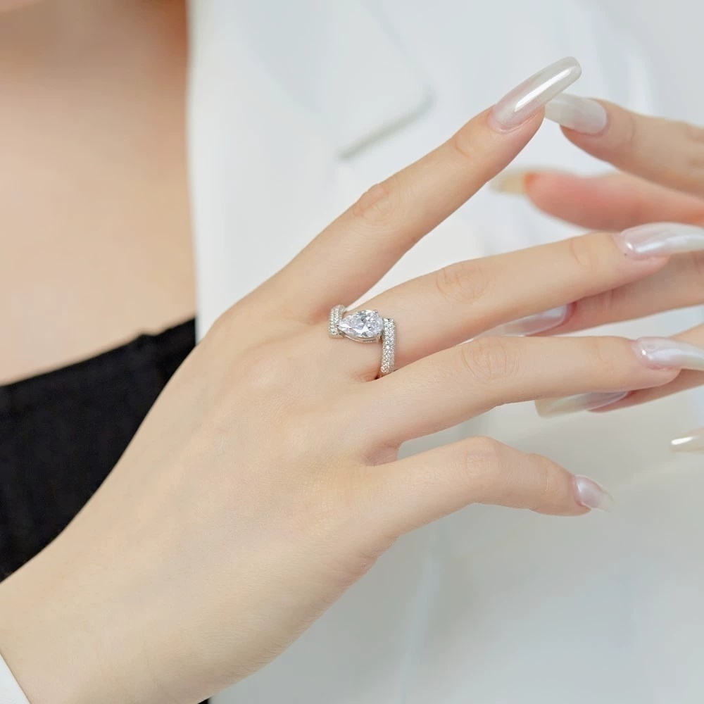 跨境S925纯银白色水滴梨形锆石白色圆锆微镶设计简约大气轻奢戒指