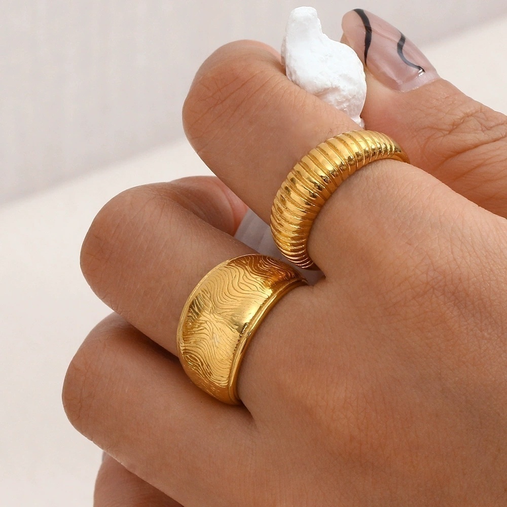 欧美ins摩登流行气质指环饰品 不锈钢镀18K复古细纹路圆包面戒指