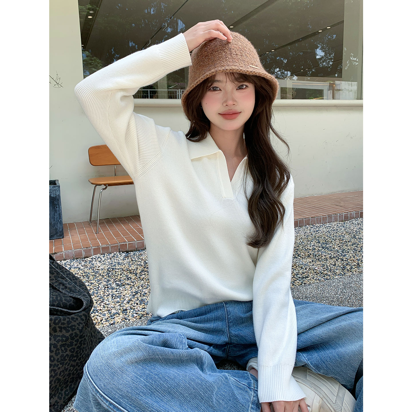 尔给秋季翻领长袖毛衣女白色时尚百搭小众显瘦设计感半开领针织衫