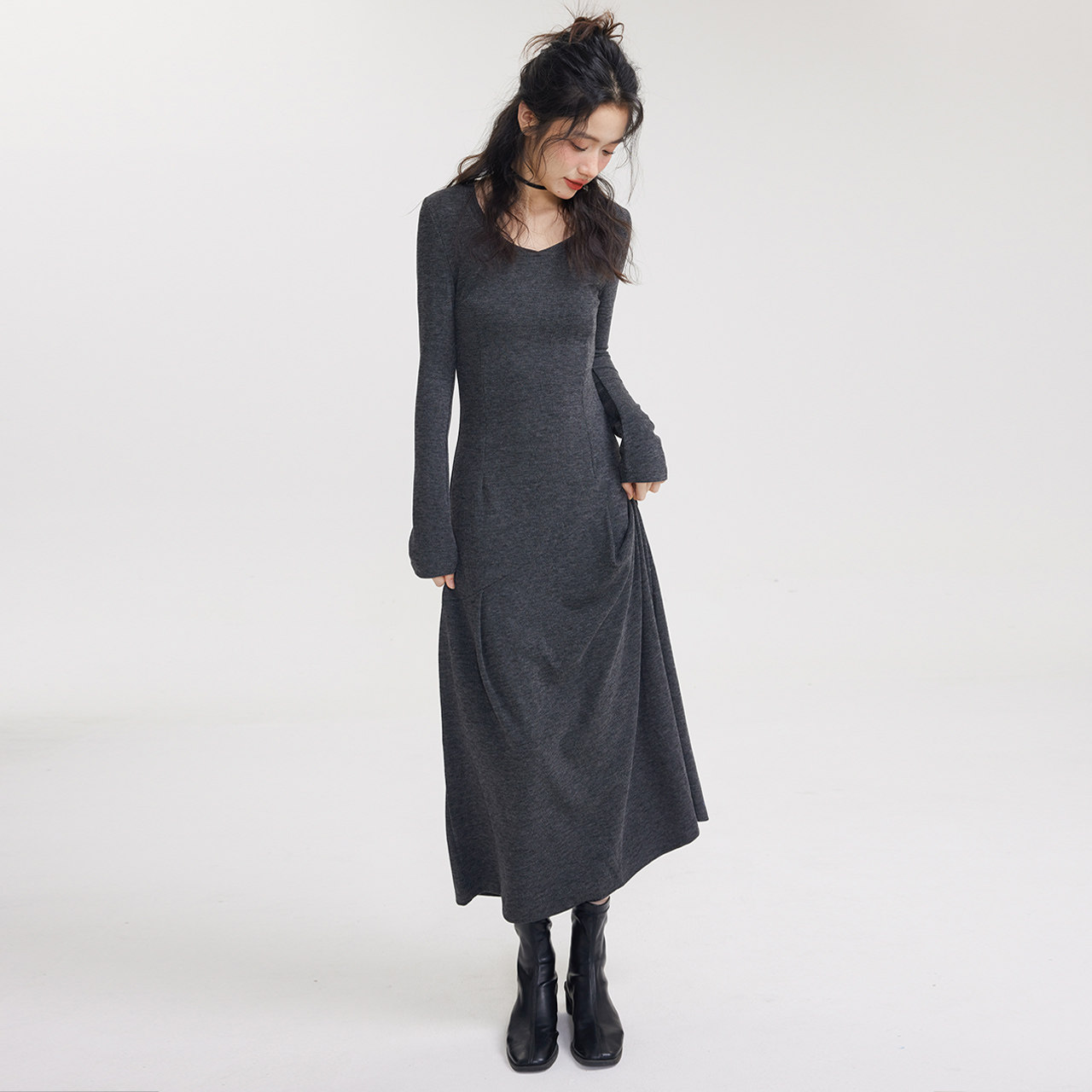 尔给A字V领修身连衣裙