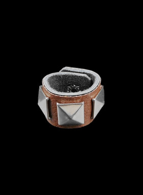 宽大金字塔方铆钉咖啡色荔枝纹清新吸睛潮流贴皮朋克戒指饰品指环