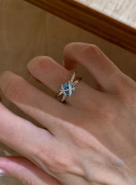 爆闪缠绕交错蓝钻戒指女新款小红书爆款麻花交叉开口指环女配饰