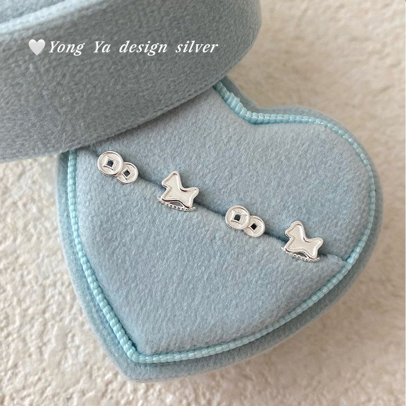 足银S999木马铜钱螺丝耳钉个性设计感不对称可爱气质精美耳饰