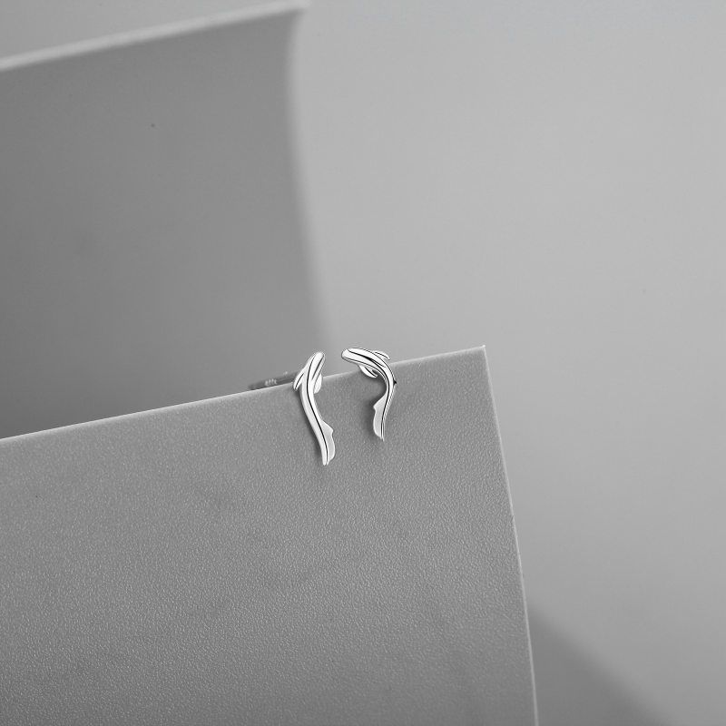 s999纯银耳钉甜美海豚女简约气质小巧个性耳环不用摘小鱼锦鲤耳饰