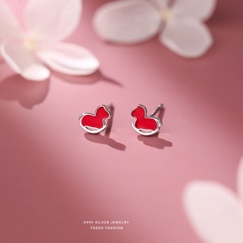 S999纯银喜庆红色木马耳钉女时尚小众设计感2026年生肖马耳骨钉