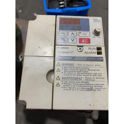 安川变频器V7AT42P2380V22KW现货如图