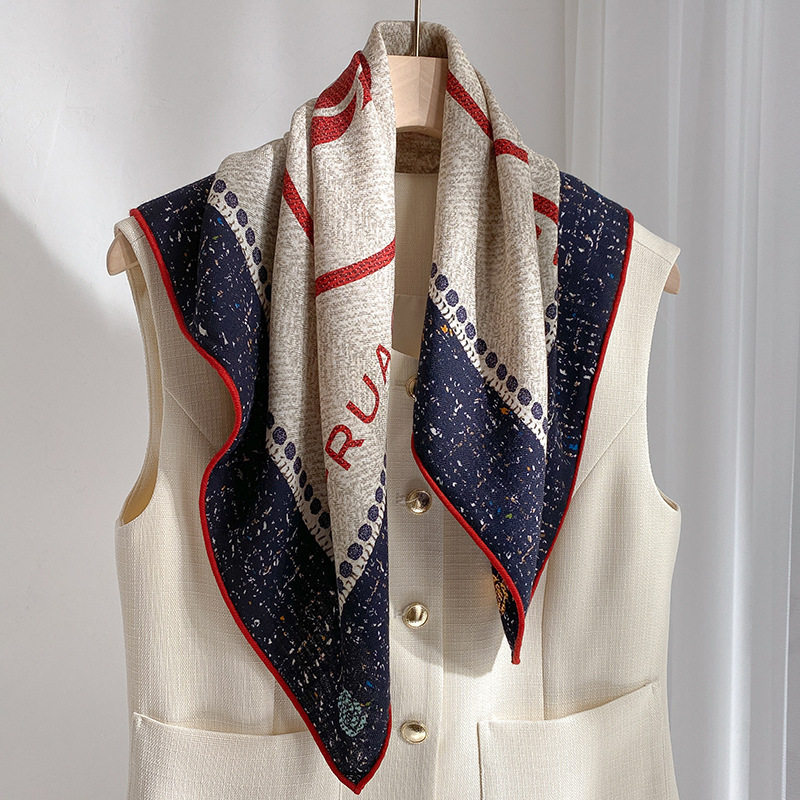 妩媚山茶丨高端手工卷边大方巾真丝羊毛披肩薄款围巾送母亲