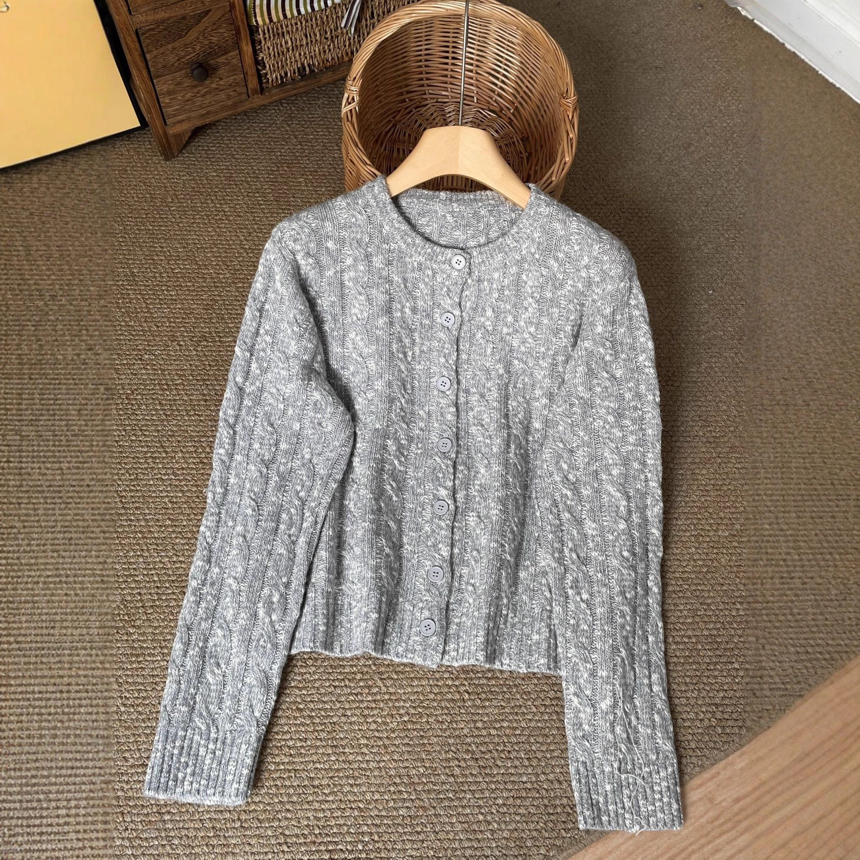 早秋新款圆领绞花女毛衣