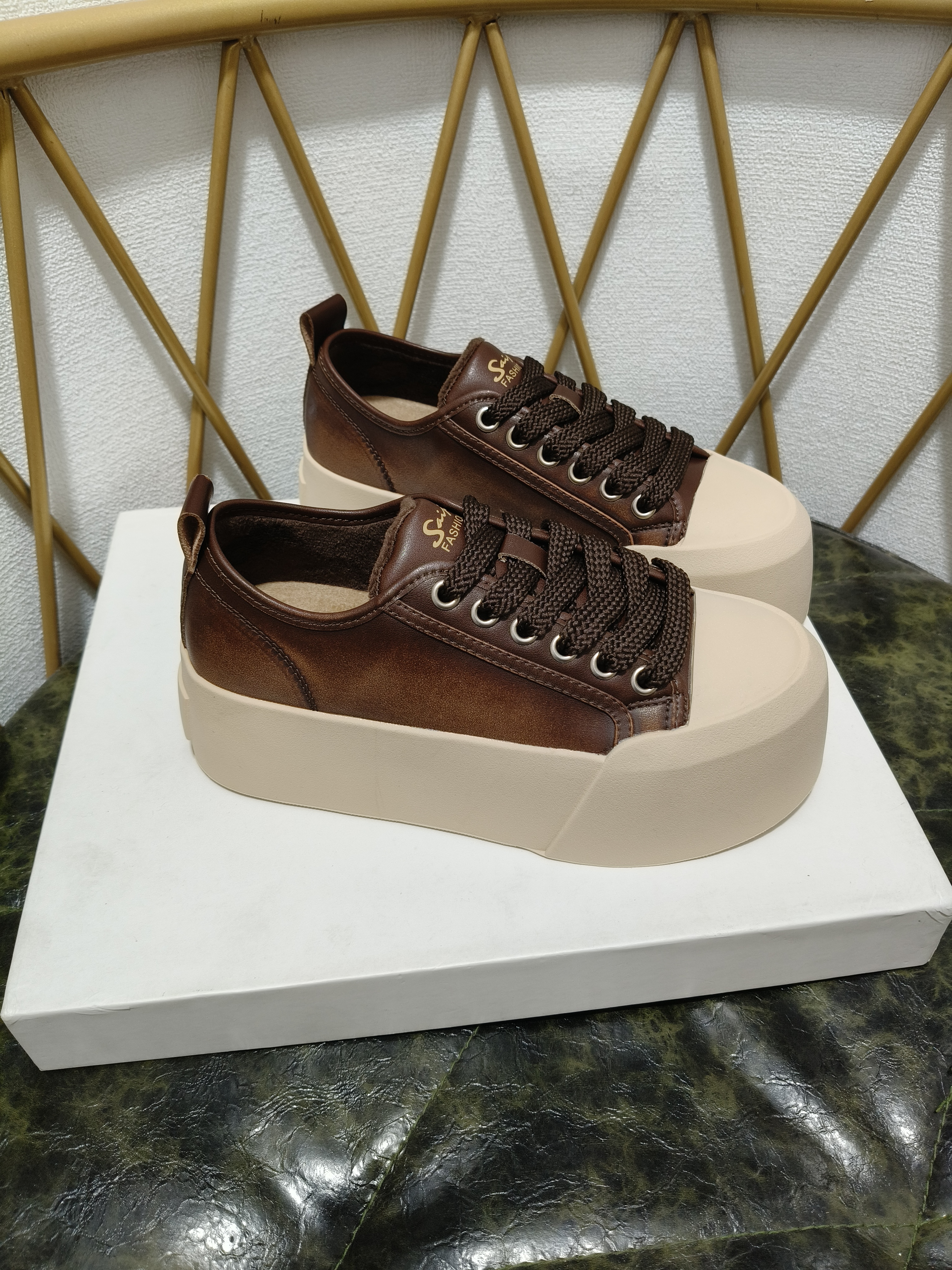 专柜断码清仓真皮加绒板鞋女2025冬季新款厚底运动休闲鞋百搭棉鞋