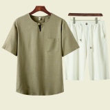 豆绿T恤+白色短裤