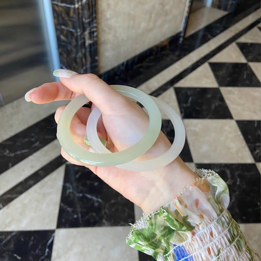 批发高仿外蒙料新疆和田白玉手镯女款晴水绿叮当镯细圆条玉镯少女