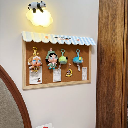 好看的实木屋檐软木板毛毡板照片毛绒玩具收纳展示墙背景留言板