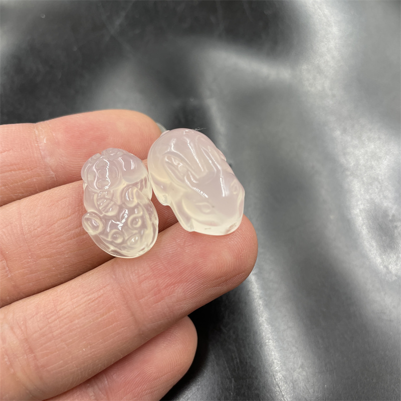 四海玉器 天然正品白玉髓立体小白兔吊坠 白色玛瑙小号貔貅挂件