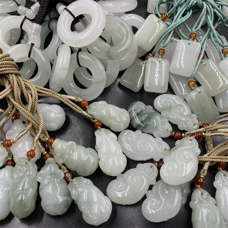 天然正品白底青天山翠玉圆圈吊坠 如意挂件 立体生肖牛 无事牌