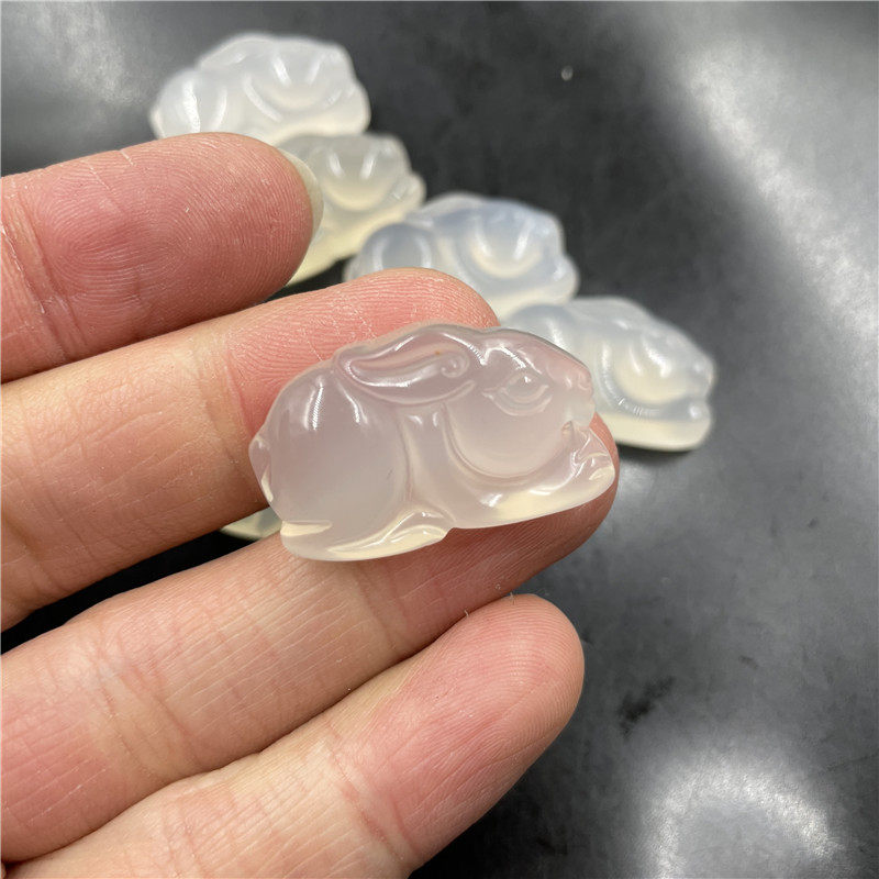 四海玉器 天然正品冰白色玉髓玛瑙生肖兔吊坠 玉石小兔子挂件
