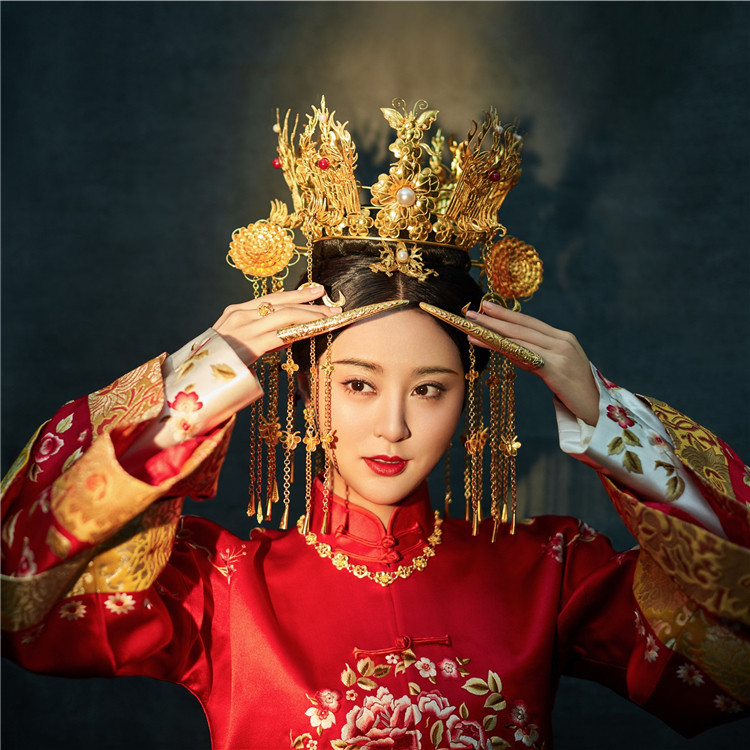 華芬嫁衣《锦花团》时尚新娘十周年纪念刊 演员甘露 原版中式嫁衣