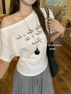 NVSE女色字母印花斜肩T恤女韩系百搭露肩设计感显瘦短袖收腰上衣