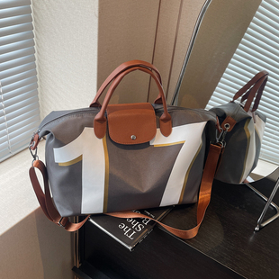 大容量字母手提包女2025新款轻便短途旅行包可挂行李箱休闲斜挎包