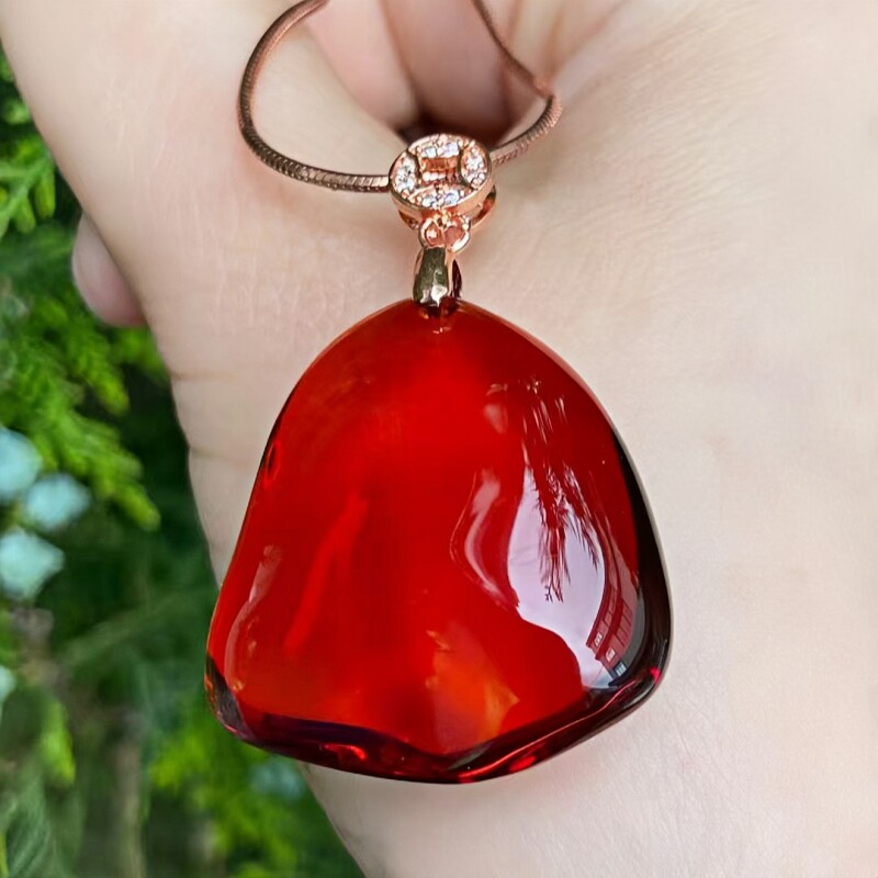 正品天然缅甸琥珀玻璃底樱桃红血珀随形吊坠女款时尚文玩珠宝饰品