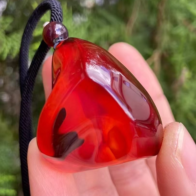 正品天然缅甸琥珀精美玻璃底血珀随形吊坠女款文玩稀有珠宝饰品