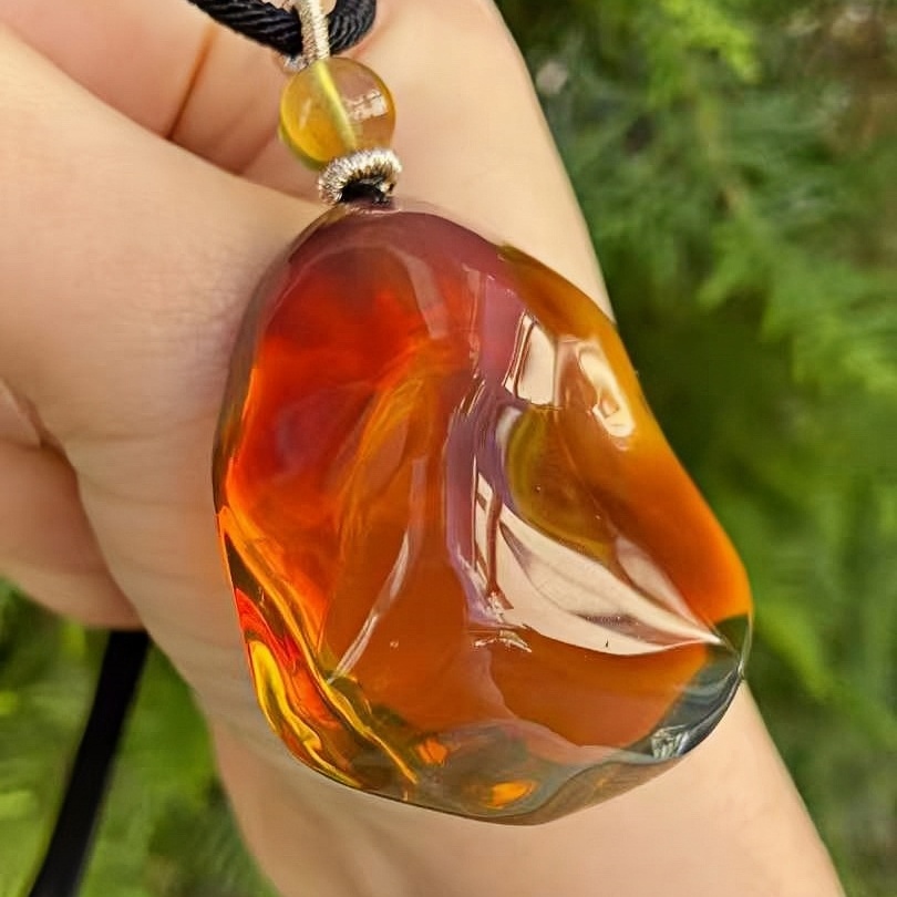 正品天然缅甸琥珀精美净水绿膜变色龙血珀随形吊坠文玩珠宝饰品