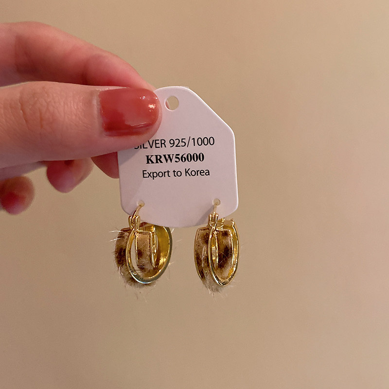 复古豹纹植绒耳环2025新款爆款高级感轻奢小众独特耳扣女秋冬耳饰