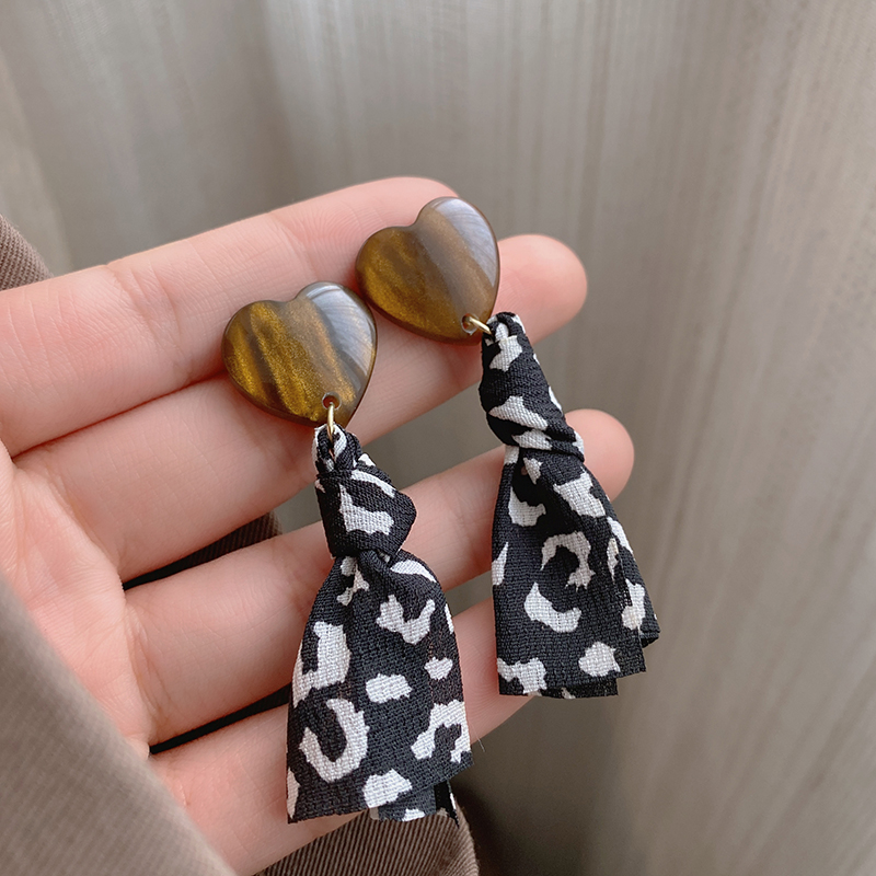 秋冬咖啡爱心蕾丝波点耳环2025年新款潮高级感小众春夏气质耳钉女