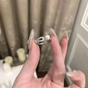 爆闪马蹄扣仿珍珠戒指女小众设计轻奢高级感2026新款情侣对戒指环