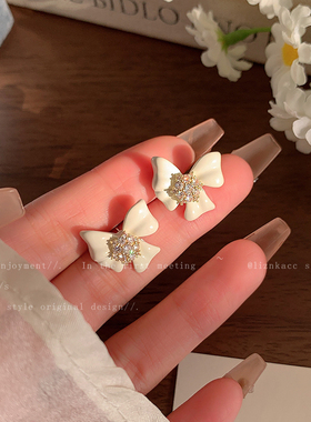 法式复古白色蝴蝶结闪钻耳饰精致耳钉2026年新款爆款小众绝美耳环
