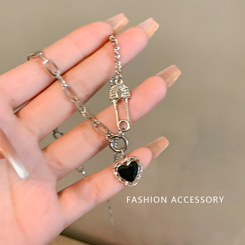 黑色爱心项链女2024新款爆款轻奢小众甜酷锁骨链高级感毛衣链配饰