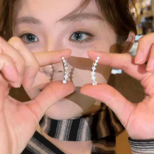 微镶一排式锆石耳环女2026新款爆款闪钻耳扣小众设计弧形耳钉耳饰