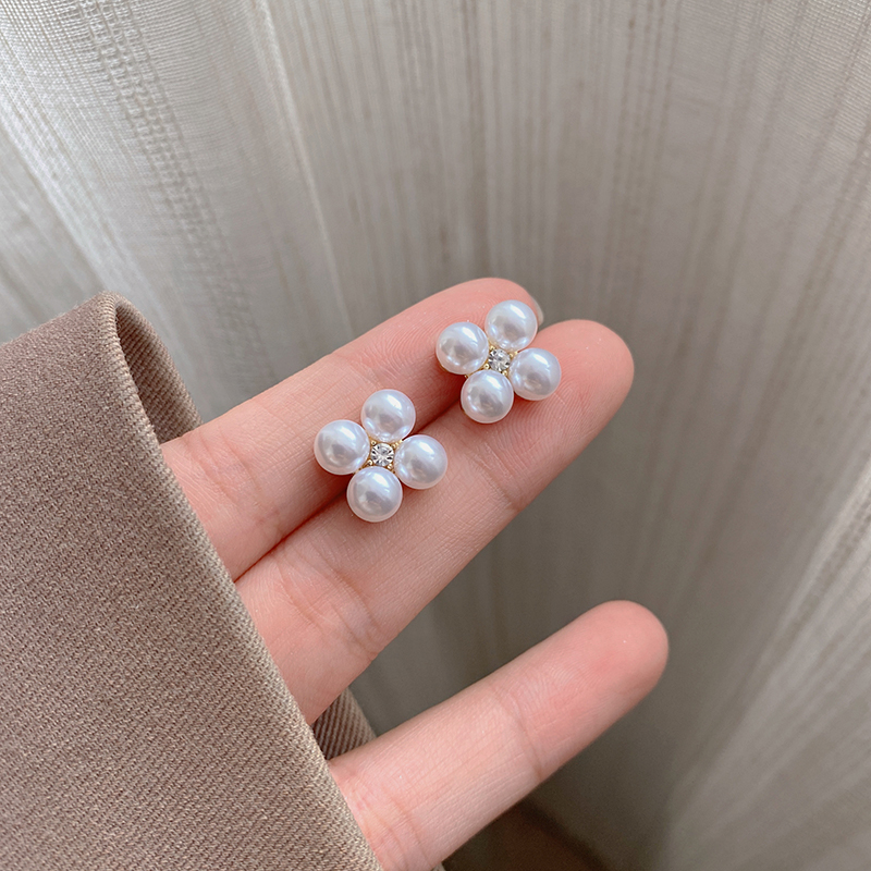 独特仿珍珠花朵耳钉女新款洋气小众设计高级感耳环精致百搭耳饰
