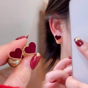 植绒红色爱心珍珠耳环高级感气质一款两戴耳钉小巧精致百搭耳饰女