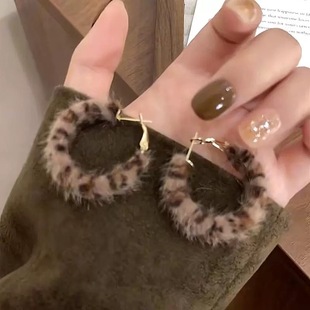 复古豹纹毛绒耳圈2025高级新款耳环秋冬港风夸张气质耳饰耳钉