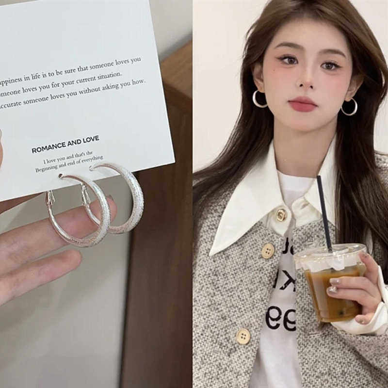 法式港风银色磨砂耳饰银色满天星耳圈简约耳饰百搭个性小众耳环女