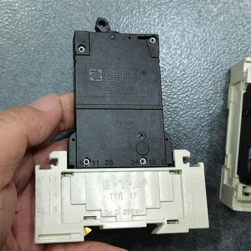 * 2210-S210-P1T1-H111  断路器开关送底座 二手现货2个