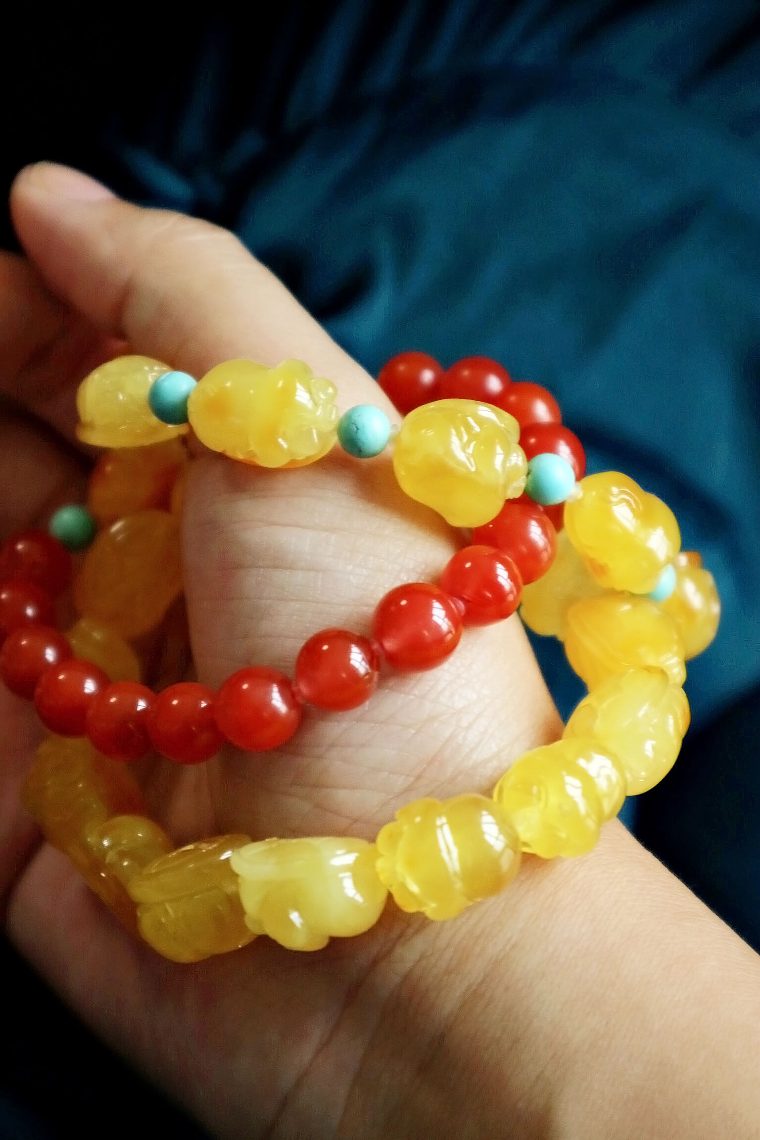 천연 치킨 오일 노란색 밀랍 새끼 돼지 단일 원형 팔찌 원시 미네랄 녹색 소나무 남부 빨간색 팔찌 밀랍 휴대 전화 펜던트 먼지 플러그