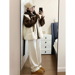 羊羔毛马甲背心毛衣女冬季慵懒风美拉德穿搭咖色连帽牛仔裤三件套